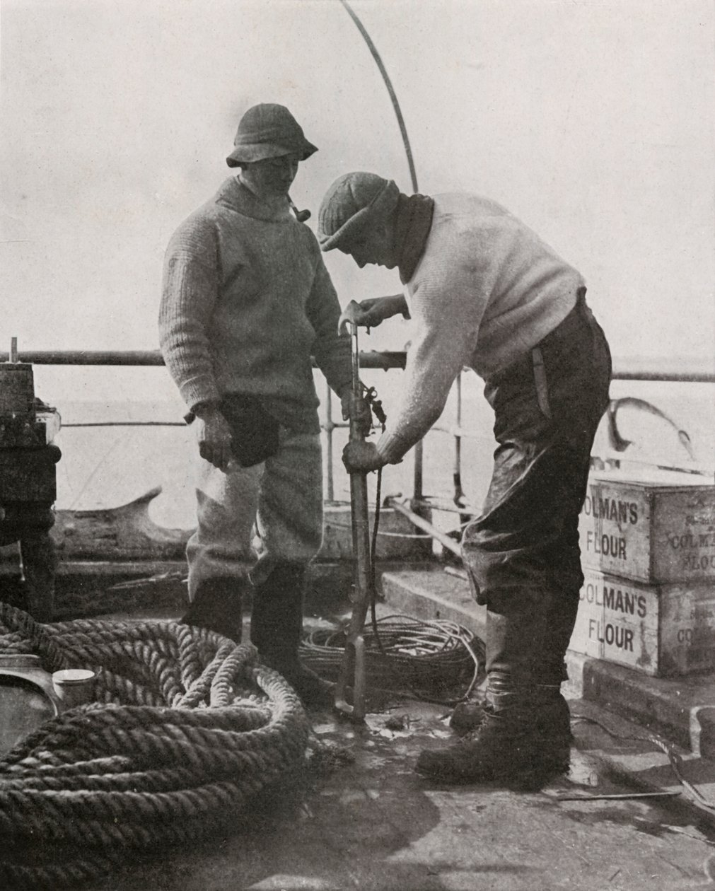 Dr. Wilson a Dr. Atkinson nabíjejí harpunovou zbraň, c19101913, 1913 od Herbert Ponting