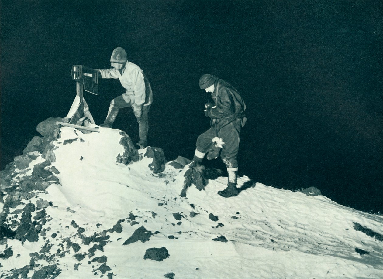 Dr. Wilson a poručík. Bowers Reading The Ramp Thermometer, c1911, 1913 od Herbert Ponting