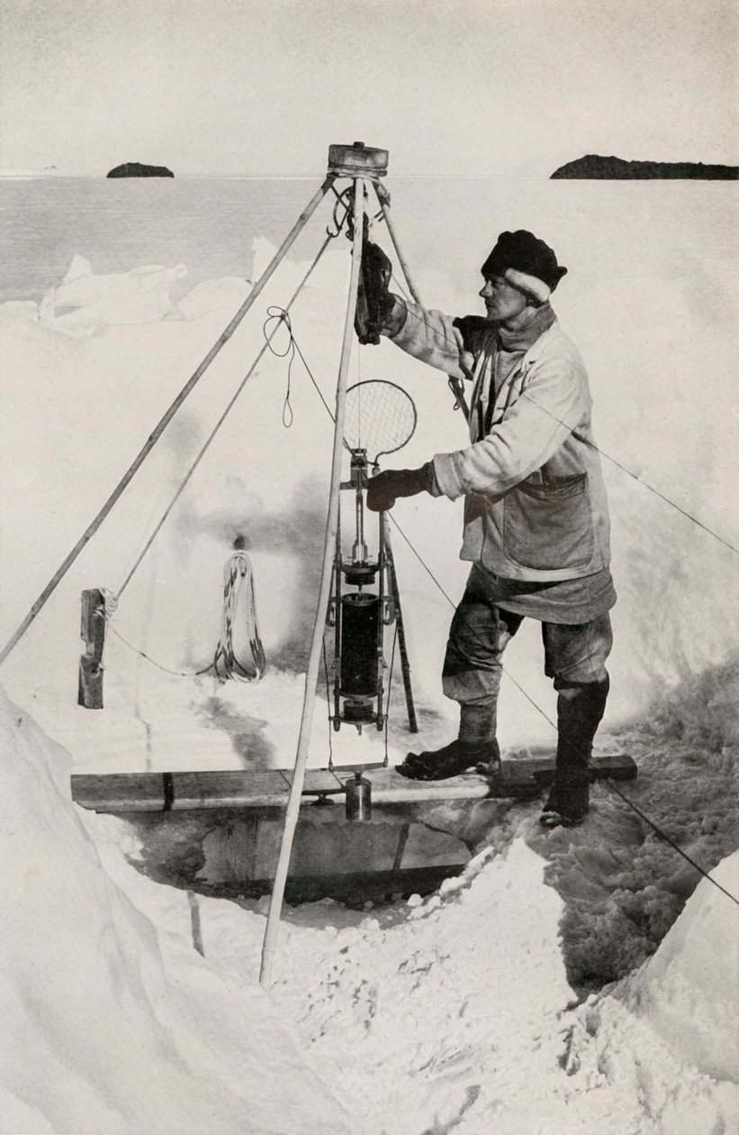 E. W. Nelson s Nansen-Petersenovou izolovanou lahví na vodu, c1911, 1913 od Herbert Ponting