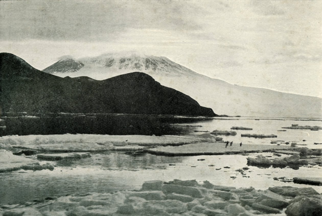 Vstup do McMurdo Sound – Cape Bird a Mount Erebus, c19101913, 1913 od Herbert Ponting