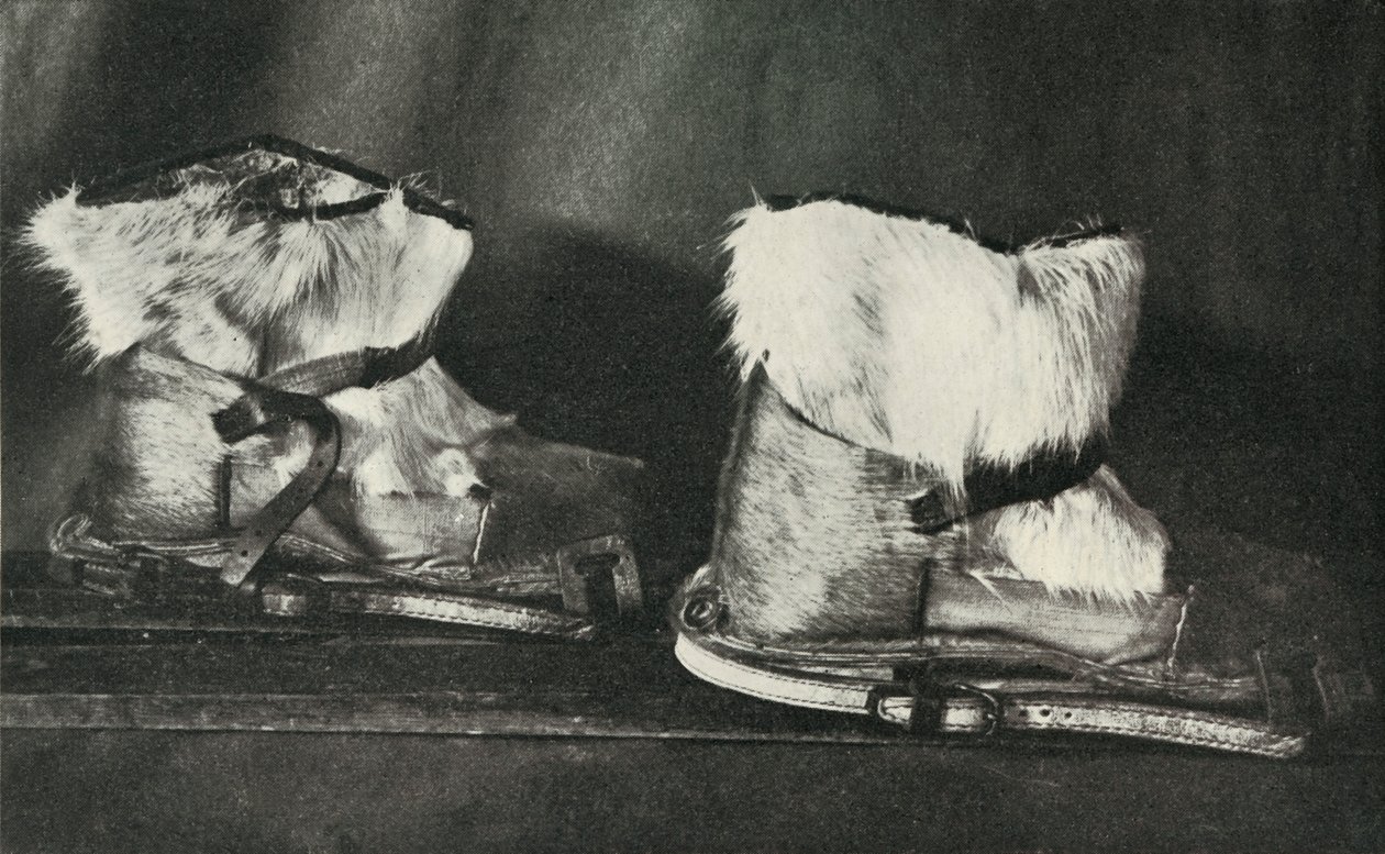 Finnesko vybavené lyžařskými botami uvedenými výše, c19101913, 1913 od Herbert Ponting