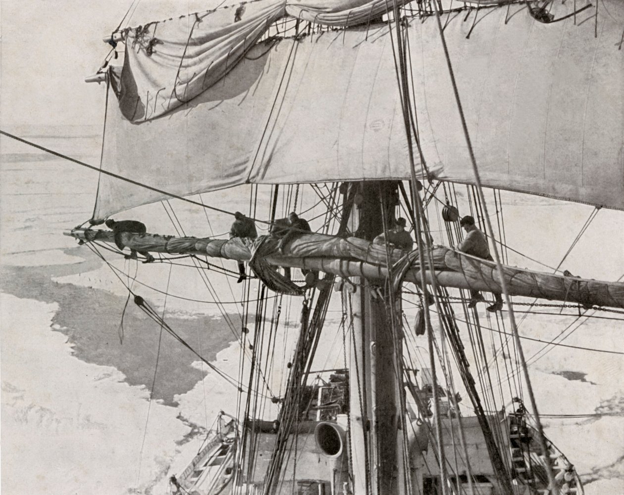 Furling Sail in the Pack, c19101913, 1913 od Herbert Ponting