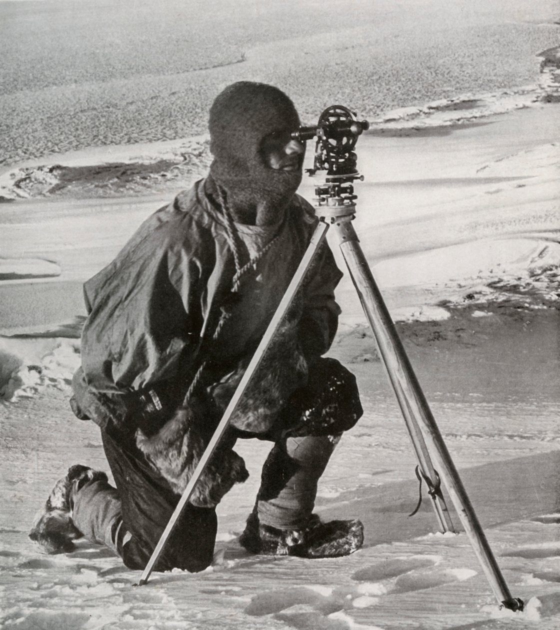 poručík E. R. G. R. Evans Surveying With The Four-Inch Theodolite, říjen 1911, 1913. od Herbert Ponting
