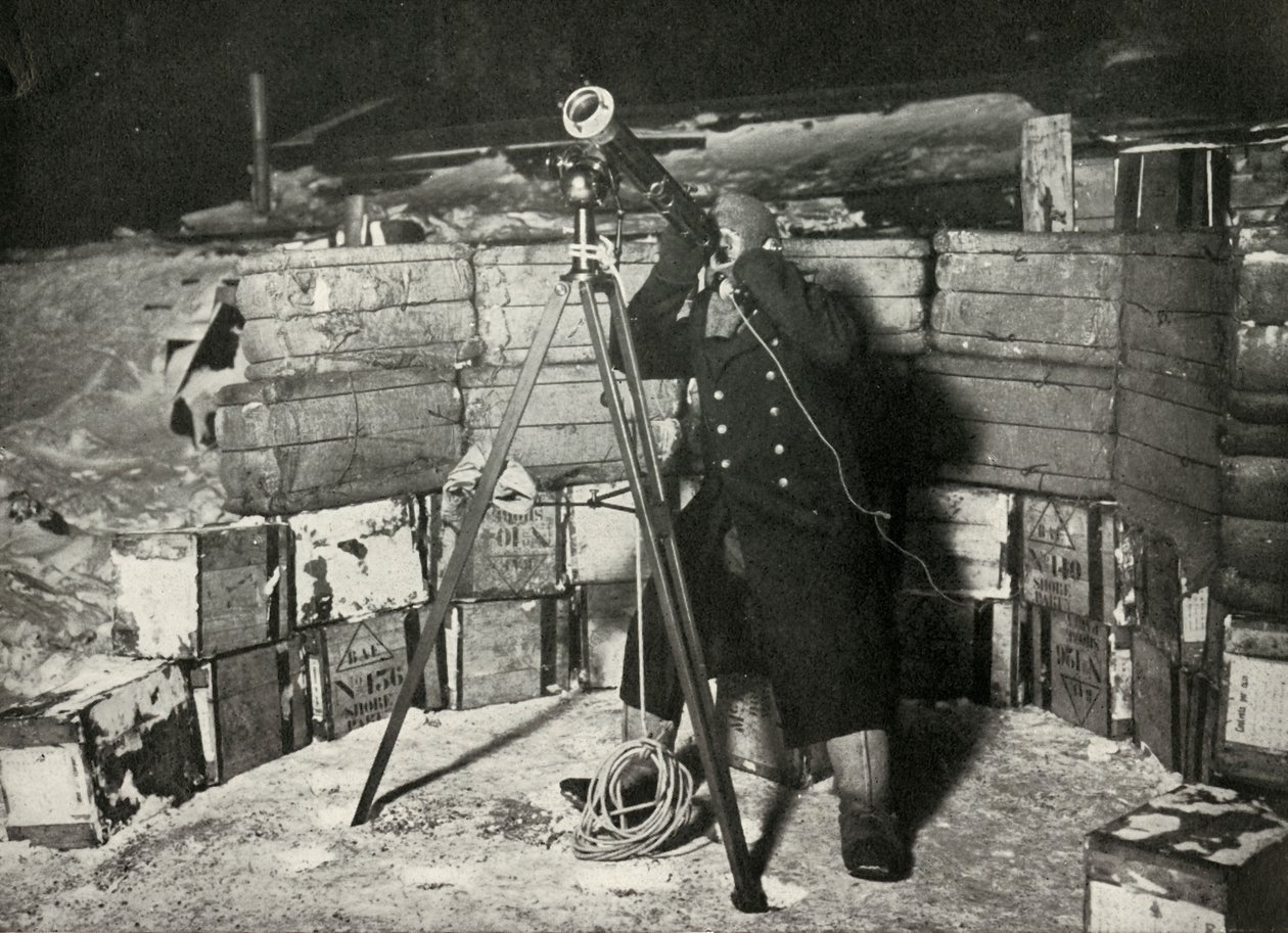 poručík Evans Observing An Occultation of Jupiter, 8. června 1911, 1913 od Herbert Ponting