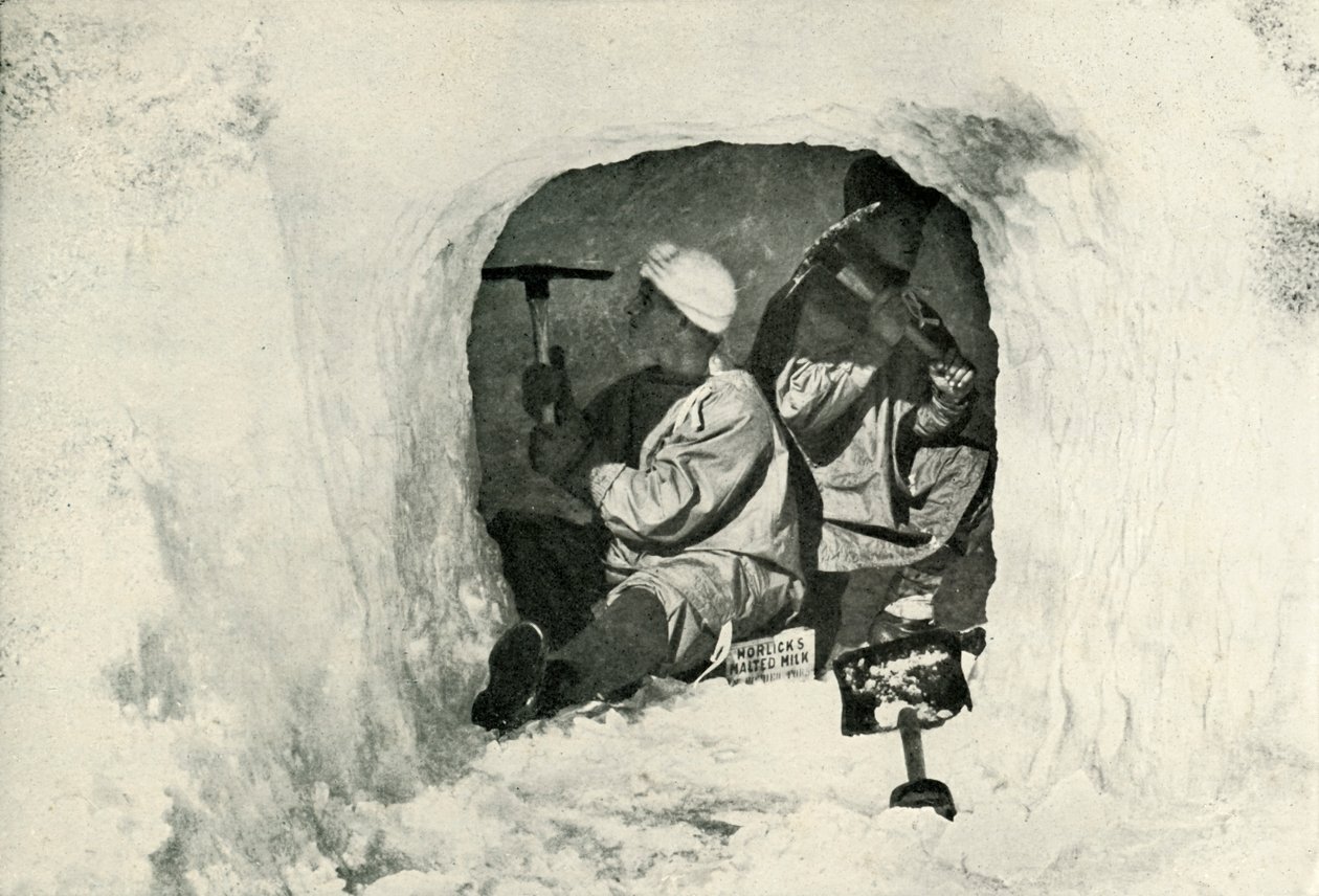 poručík Evans a Nelson řezání jeskyně pro chladírenské skladování, 12. ledna 1911, 1913 od Herbert Ponting
