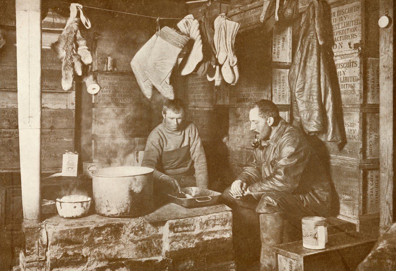Meares a Demetri u Blubber sporáku v Discovery Hut, 3. listopadu 1911, 1913 od Herbert Ponting