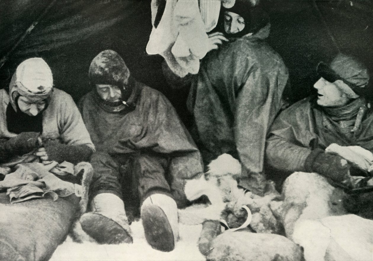 Členové polární strany, jak se dostat do spacích pytlů, c1911, 1913. od Herbert Ponting