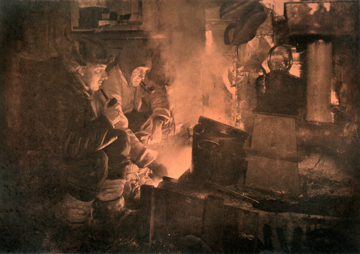 Oates a Meares v kotli na tuk ve stájích, 1911, 1913 od Herbert Ponting