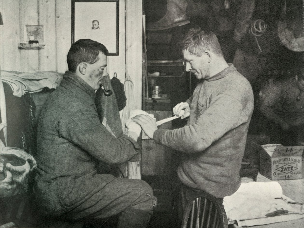 Poddůstojník Evans Binding Up Dr. Atkinsons Hand, 5. července 1911, 1913 od Herbert Ponting