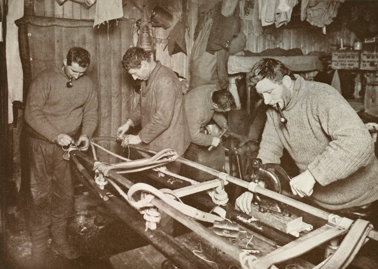 Příprava saní na polární cestu Crean, Forde, Lashly, P.O. Evans, c1911, 1913. od Herbert Ponting