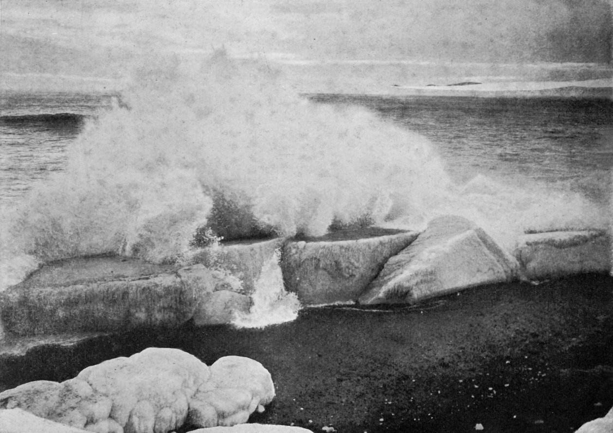 Surf Breaking Against Stranded Ice at Cape Evans, c19101913, 1913 od Herbert Ponting