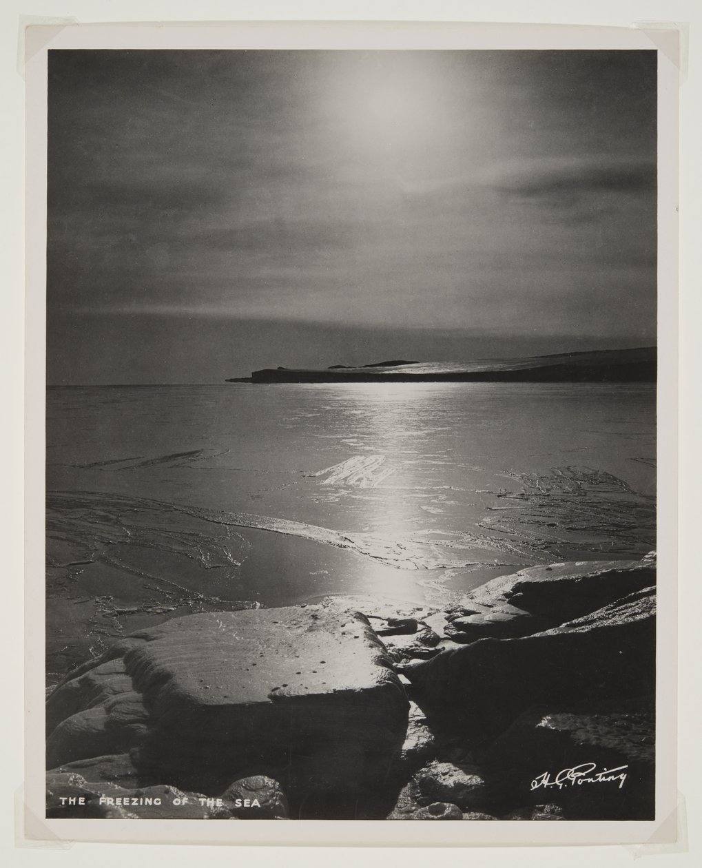 The Freezing of the Sea (bromidový tisk) od Herbert Ponting