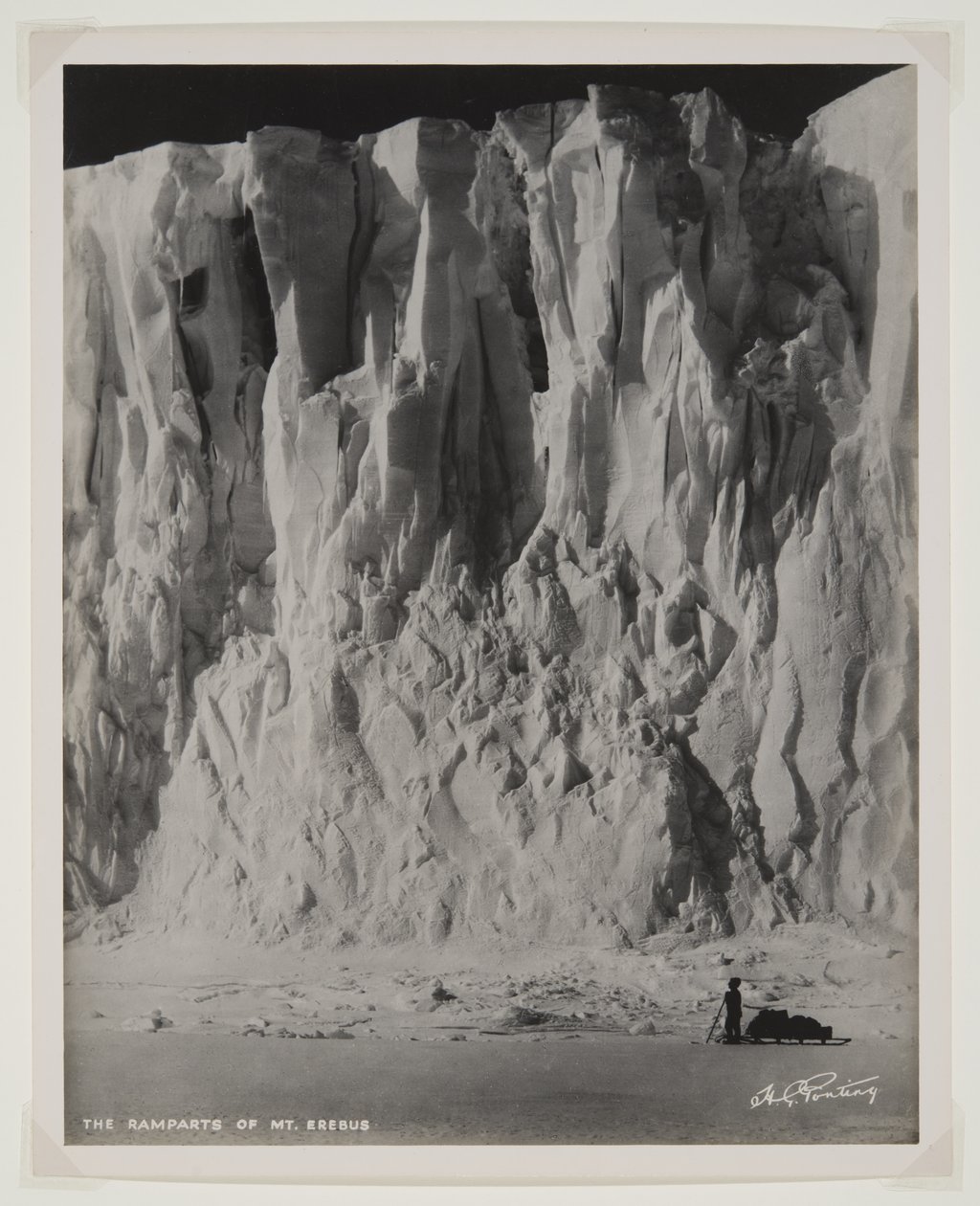 Hradby Mt. Erebus, (bromový tisk) od Herbert Ponting
