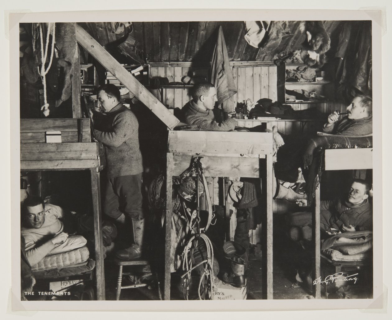 The Tenements během expedice Terra Nova (1910-13) na jižní pól (bromový tisk) od Herbert Ponting