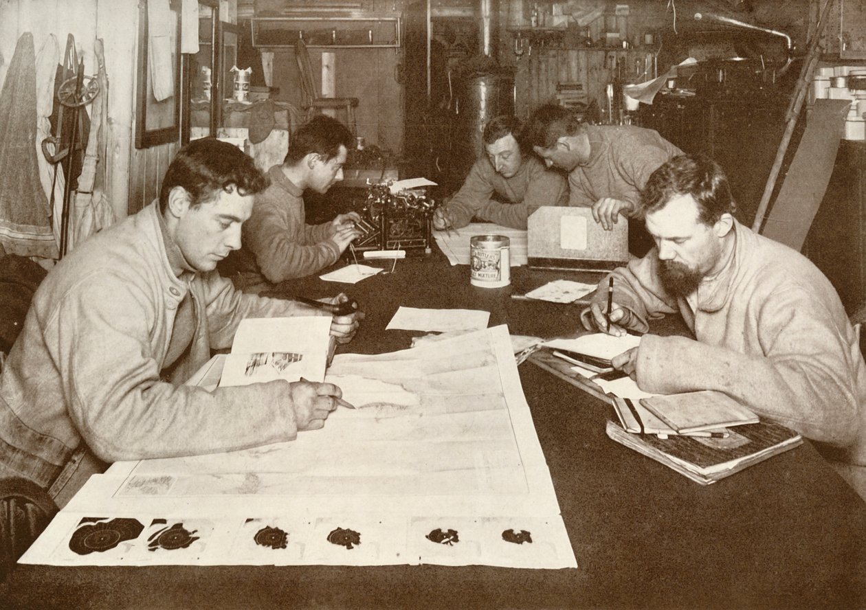 Zimní práce zleva doprava - Debenham, Cherry-Garrard, Bowers, Evans, Taylor, c1911, 1913 od Herbert Ponting
