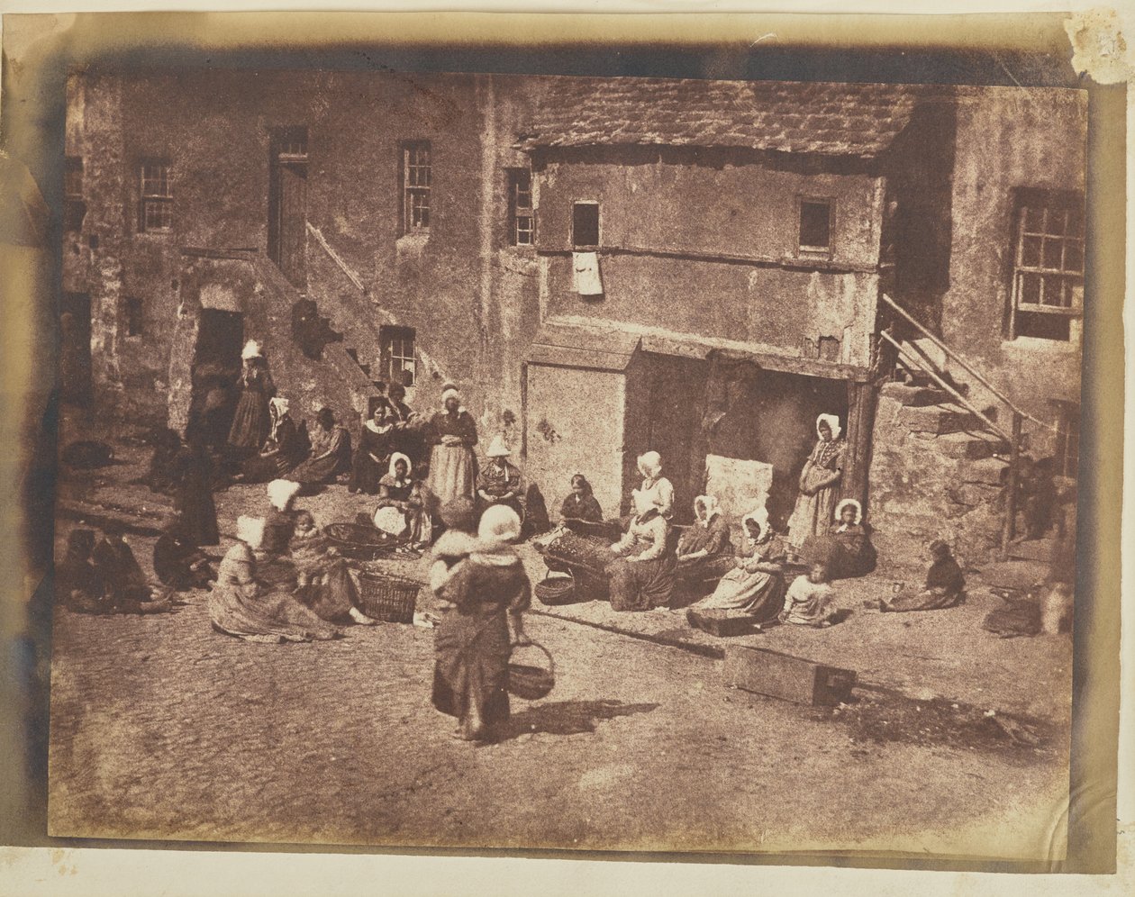 [Fishergate, St Andrews, Ženy a děti nastražující návnady] od Hill and Adamson