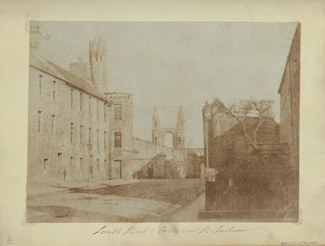 East End of South Street, St. Andrews, s ruinami katedrály v dálce. od Hill and Adamson