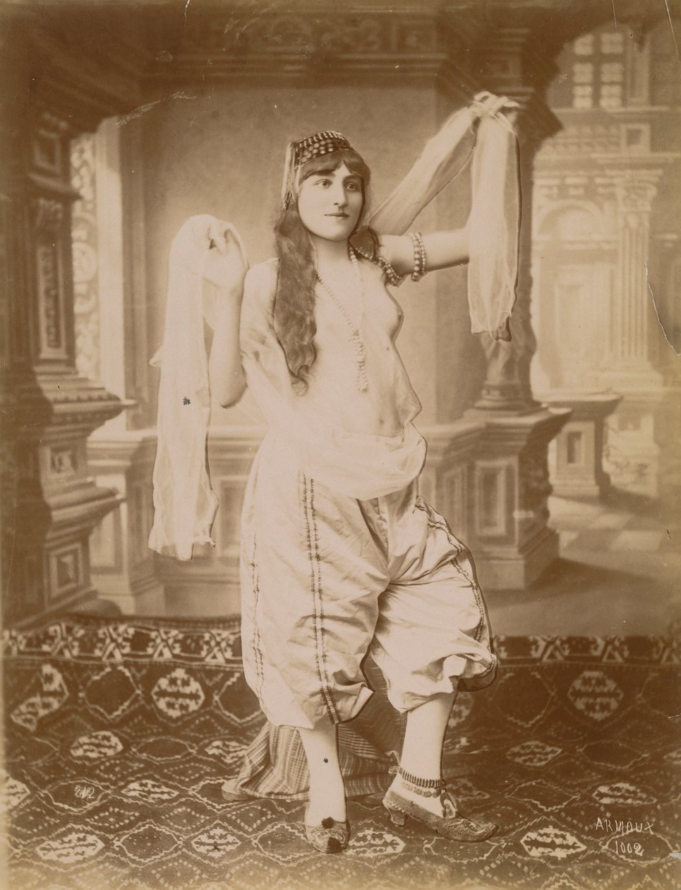Žena v exotickém kostýmu od Hippolyte Arnoux