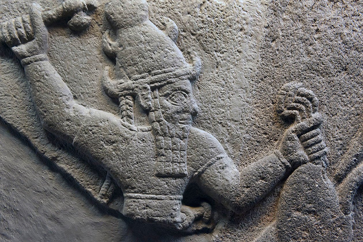 Detail čedičové stély boha bouře od Hittite