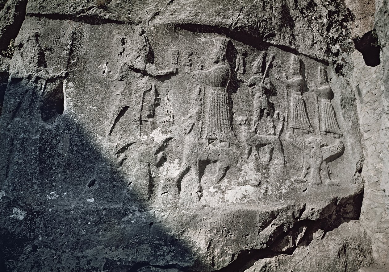 Detail reliéfů z komnaty A znázorňující mystický sňatek boha bouře, Tešuba a bohyně matky Země, Hepat foto od Hittite