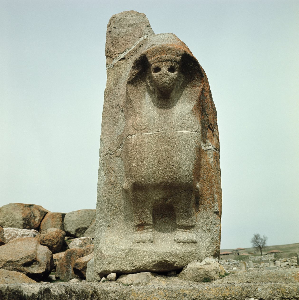 Brána s vyřezávanou Sfingou od Hittite