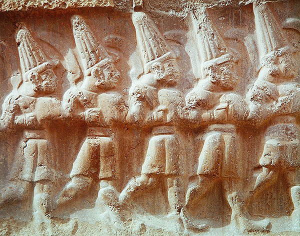 Detail průvodu ozbrojených bohů (kámen) od Hittite