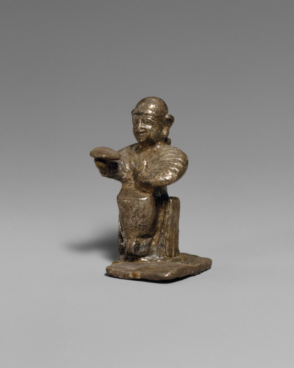 Sedící žena, cca 14.–13. století před naším letopočtem (stříbro) od Hittite