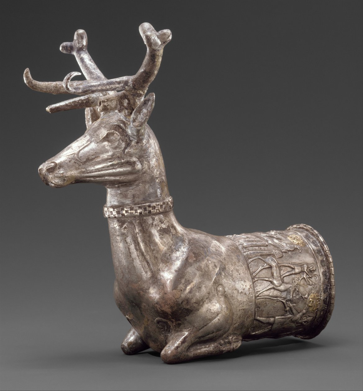 Nádoba končící v přední části jelena, cca 1300 př. n. l. (stříbro, zlatá intarzie) od Hittite