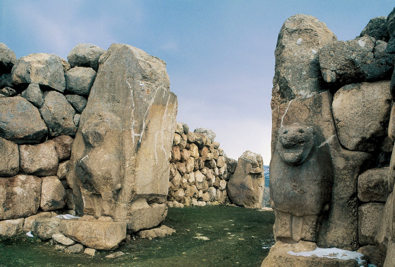 Pohled na Lví bránu, jeden z pěti vchodů do ohrazení starověkého hlavního města říše Chetitů v Hattusha (nyní Bogazkale), Turecko od Hittite