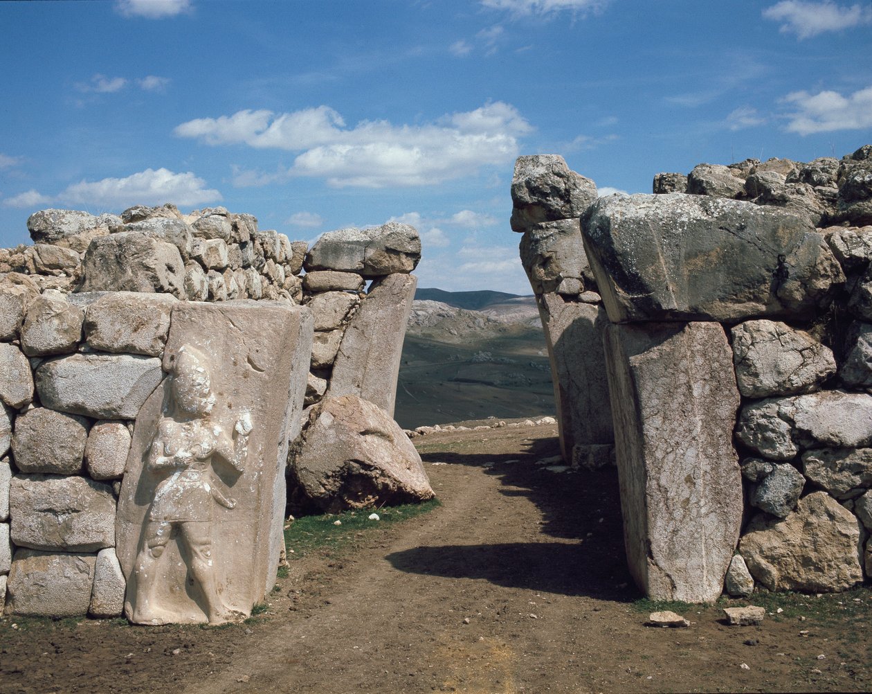 Králova brána s dolním reliéfem vlevo představujícím boha války od Hittite Hittite