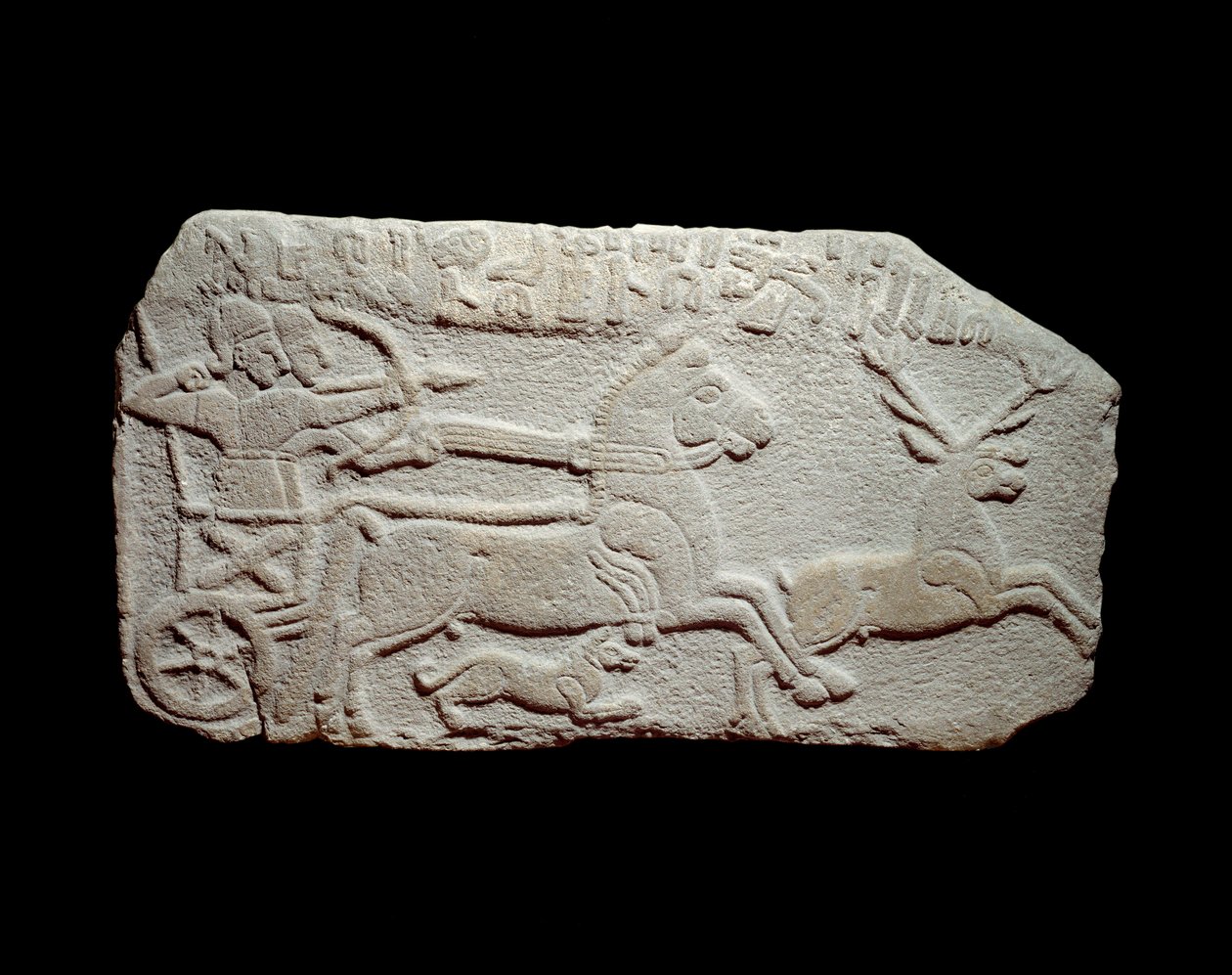 Reliéf lovu: Chetitský král Maradas v tanku pronásleduje jelena jako králové Asýrie. Novochetitské období, kolem 1050 - 900 př. Kr. Z Anatolie. Paříž, Musee du Louvre od Hittite Late