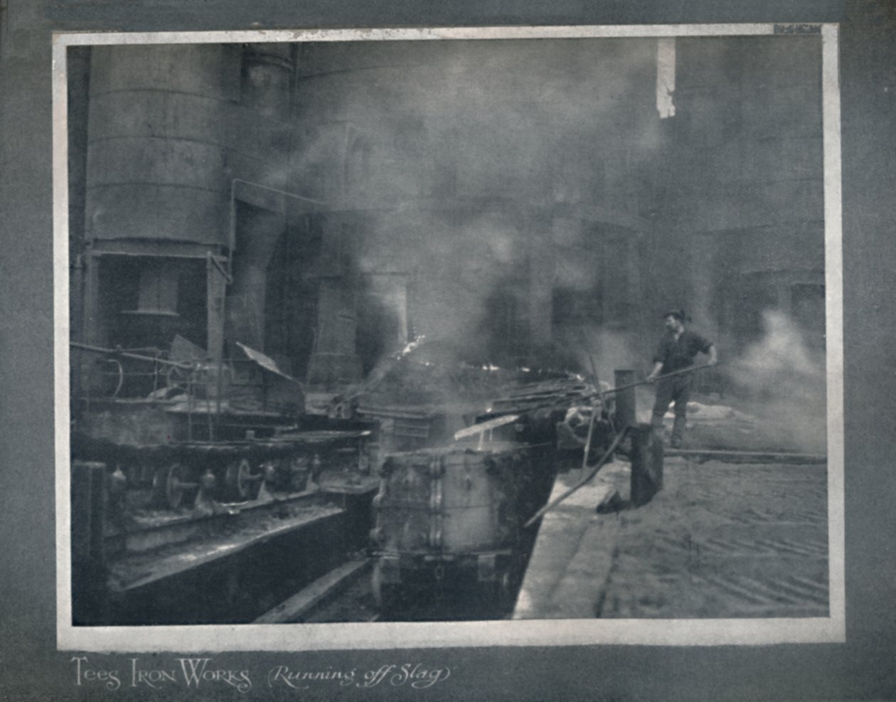 Tees Iron Works – Running Off Slag, 1919 od Hood and Co. Ltd