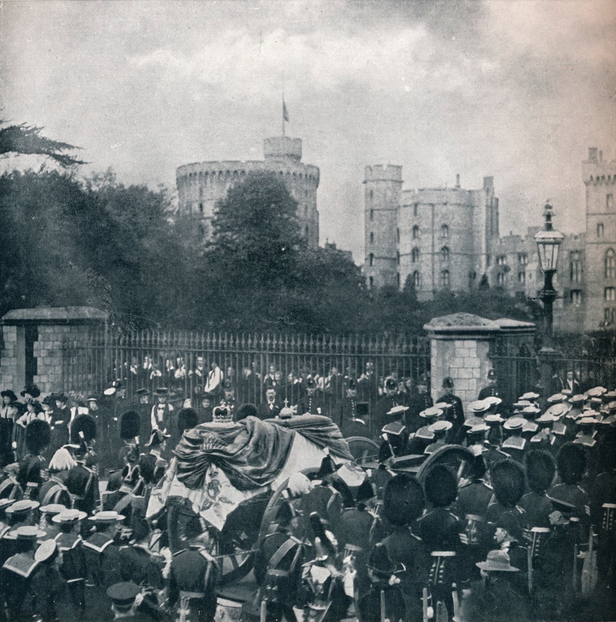 Pohřební vůz krále Edwarda VII. byl vtažen do areálu hradu Windsor, 1910 1911 od Horace Walter Nicholls
