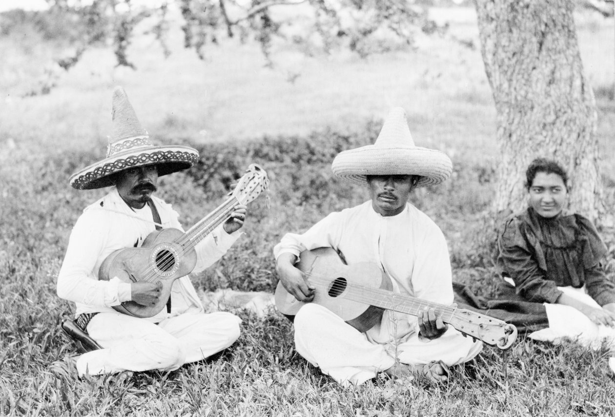 Mexičtí hudebníci hrající na kytary, cca 1920 (čb fotografie) od Hugo Brehme