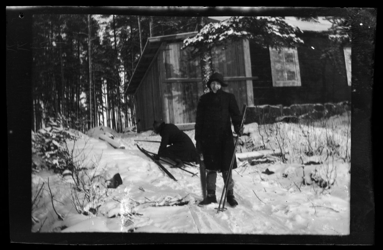 Arne Homén a Guido Simberg a jejich lyže od Hugo Simberg