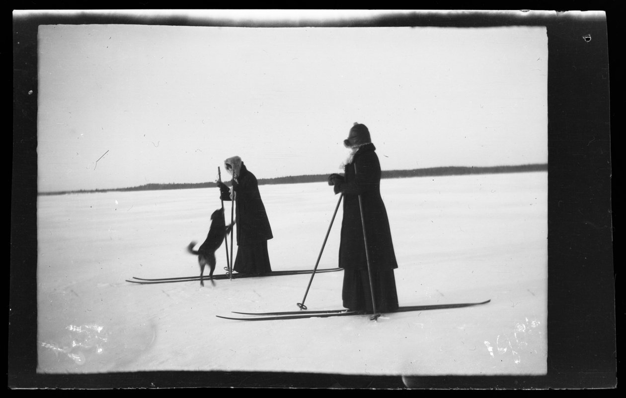 Blenda a Elsa Simbergovy na lyžích, také Balu na lyžařském výletě od Hugo Simberg