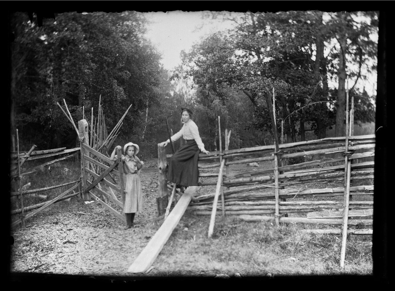 Lilli a Elsa Simbergovy na verandě u silnice Niskapohja od Hugo Simberg