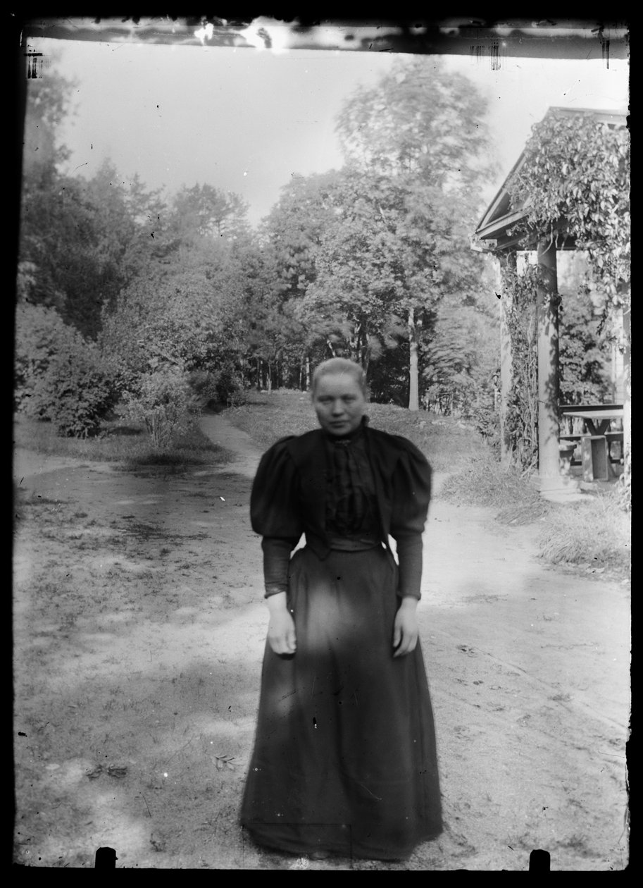 Žena na nádvoří Bílé vily od Hugo Simberg