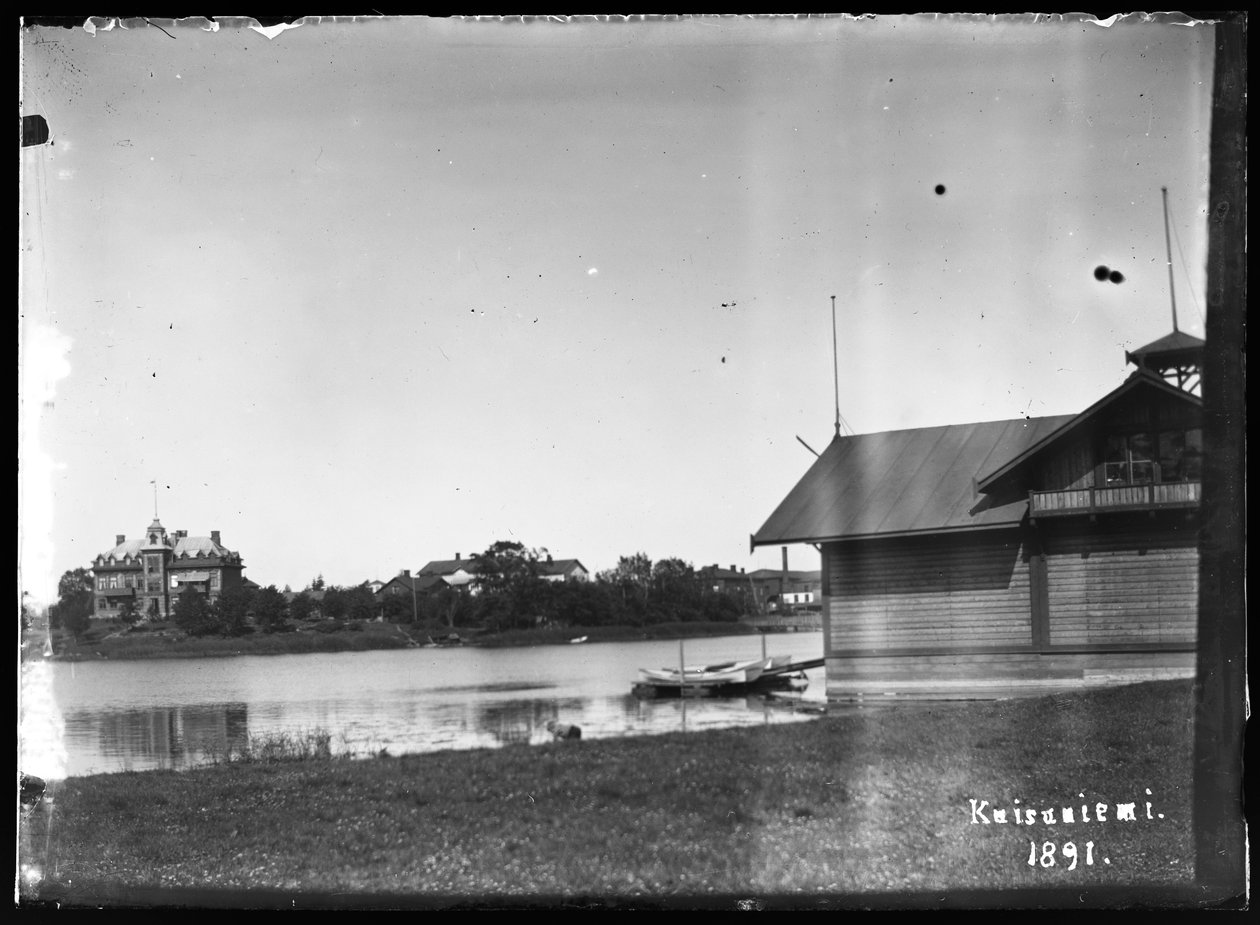 Vpravo pavilon veslařského klubu v Kaisaniemi, vlevo vila továrníka Riekse. od Hugo Simberg