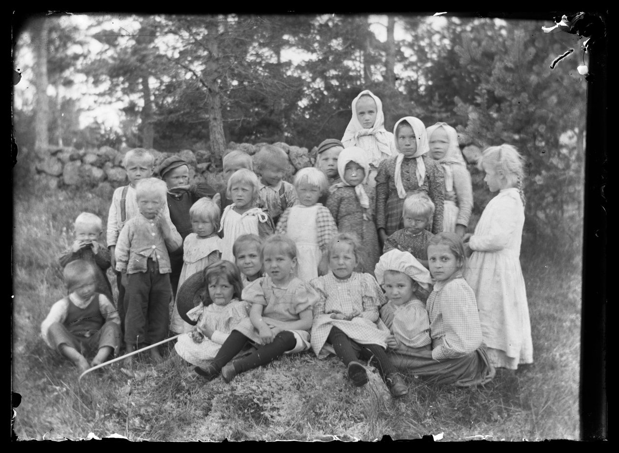 Místní děti a děti z panství Niemenlauta od Hugo Simberg