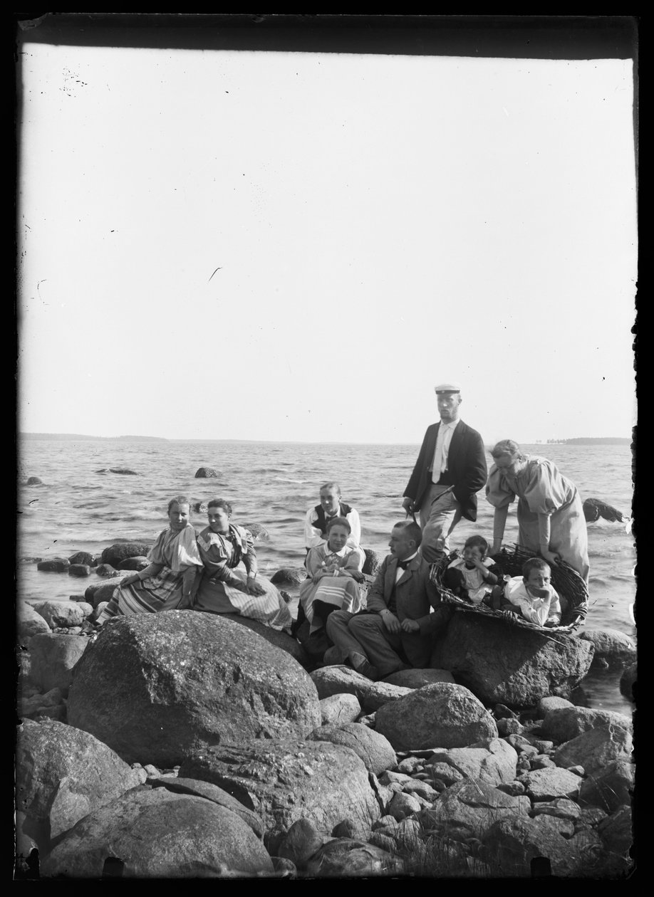 Skupinové foto na kamenech na pláži Selkäranta od Hugo Simberg