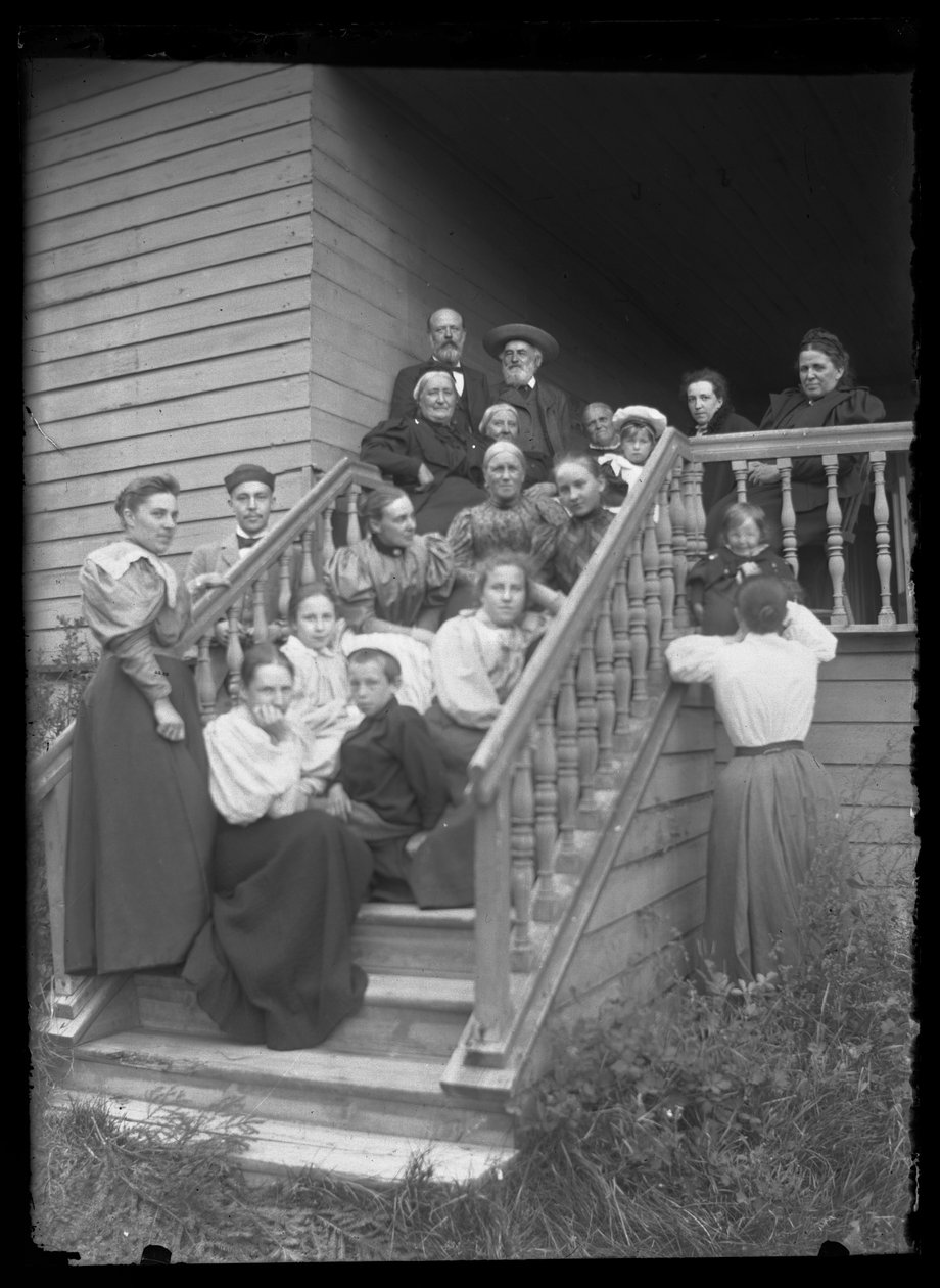 Skupinové foto na schodech Bílé vily od Hugo Simberg