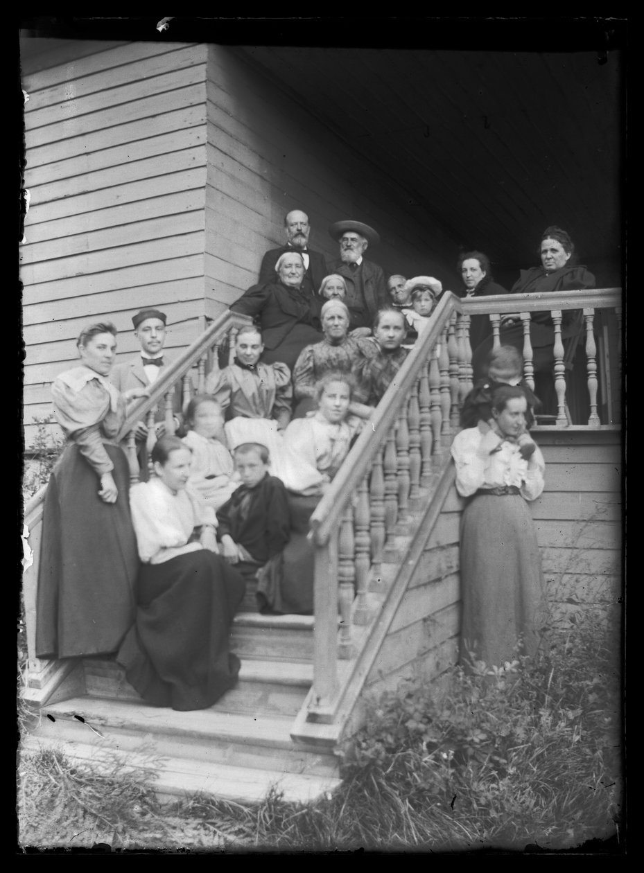 Skupinové foto na schodech Bílé vily od Hugo Simberg