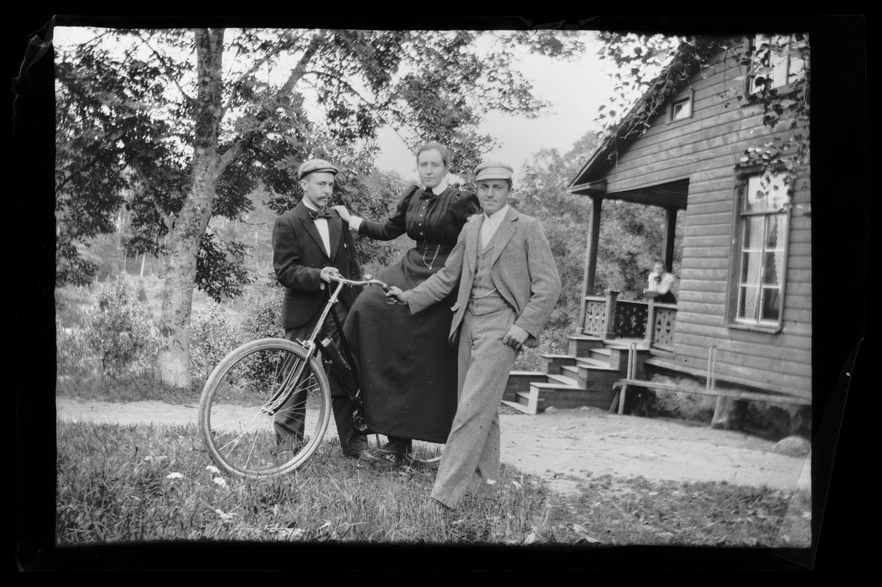 Wolter, Blenda a Einar Simbergovi na dvoře Žluté vily, na verandě vily Elmy Simbergové od Hugo Simberg