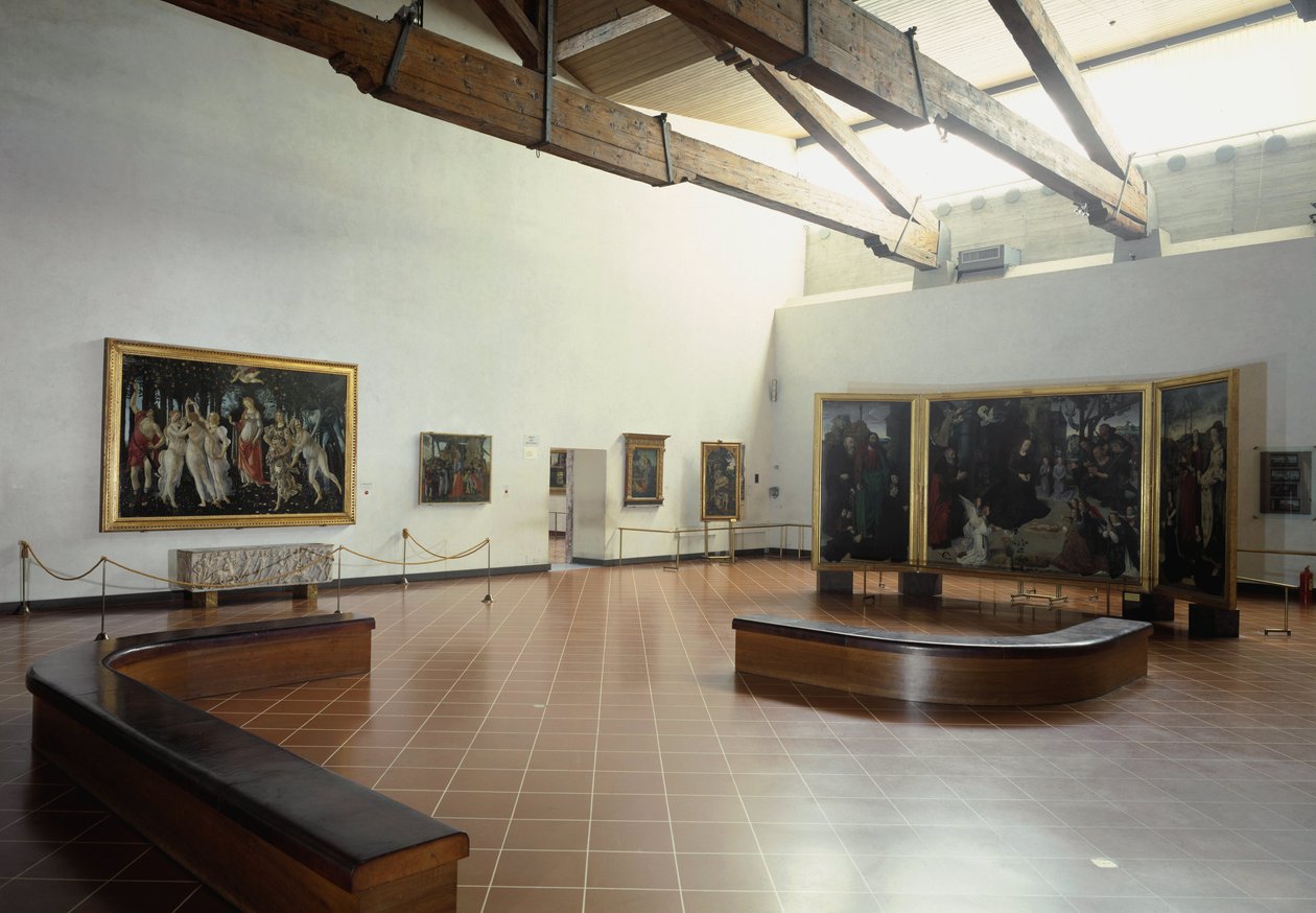 Muzejní místnost představující „Jaro“ a „Klanění tří králů“ od Botticelliho a triptych Portinari od Hugo van der Goes