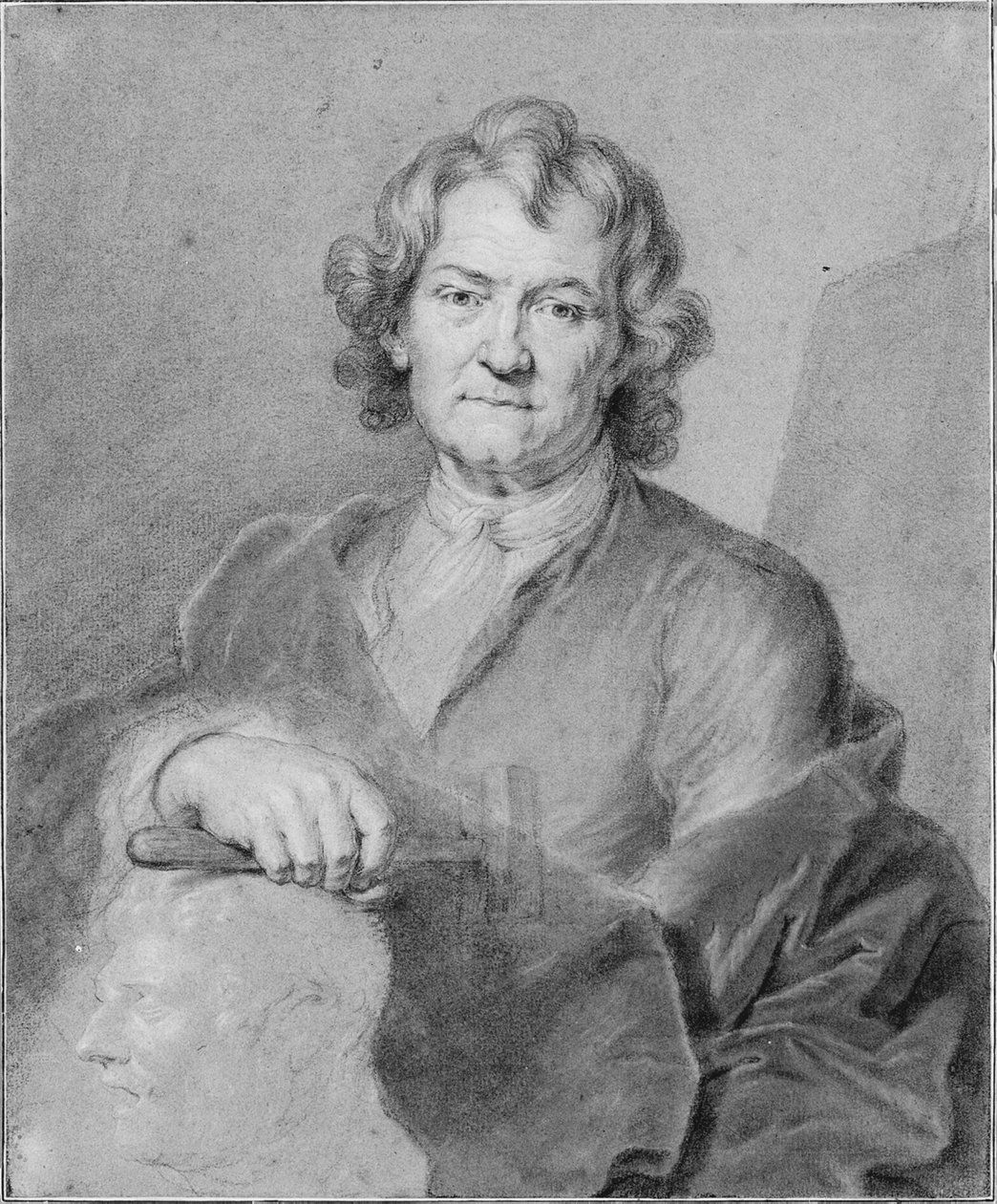 Portrét Pierra Pugeta, jeho pravá ruka drží kladivo a spočívá na vyřezávané hlavě od Hyacinthe Francois Rigaud