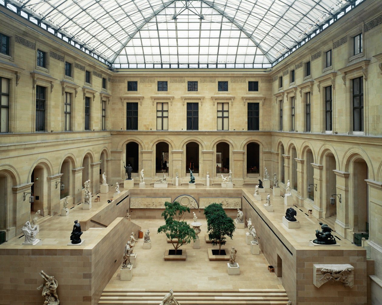 La Cour Puget v muzeu Louvre ... od Ieoh Ming Pei