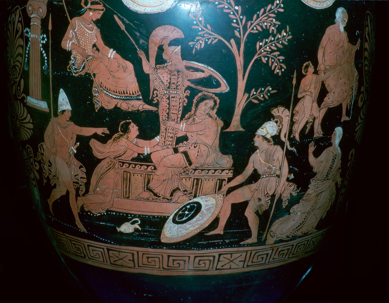 Řecký červenofigurový volutový krater s výjevem z vyplenění Tróje, 4. století před naším letopočtem od Illupersis Painter