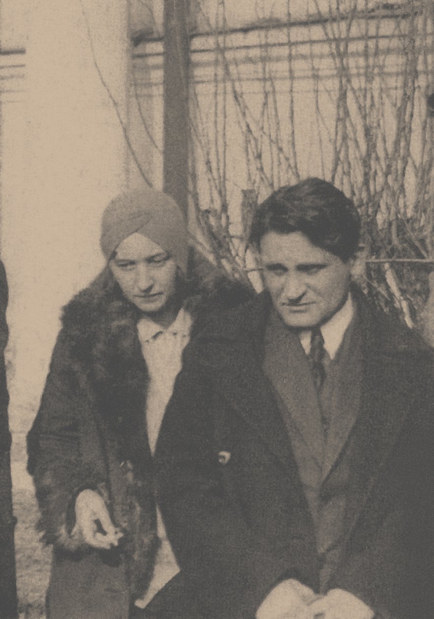 Serafima Suok-Narbut a Yury Olesha na pohřbu Vladimira Majakovského, od Ilya Arnoldovich Ilf