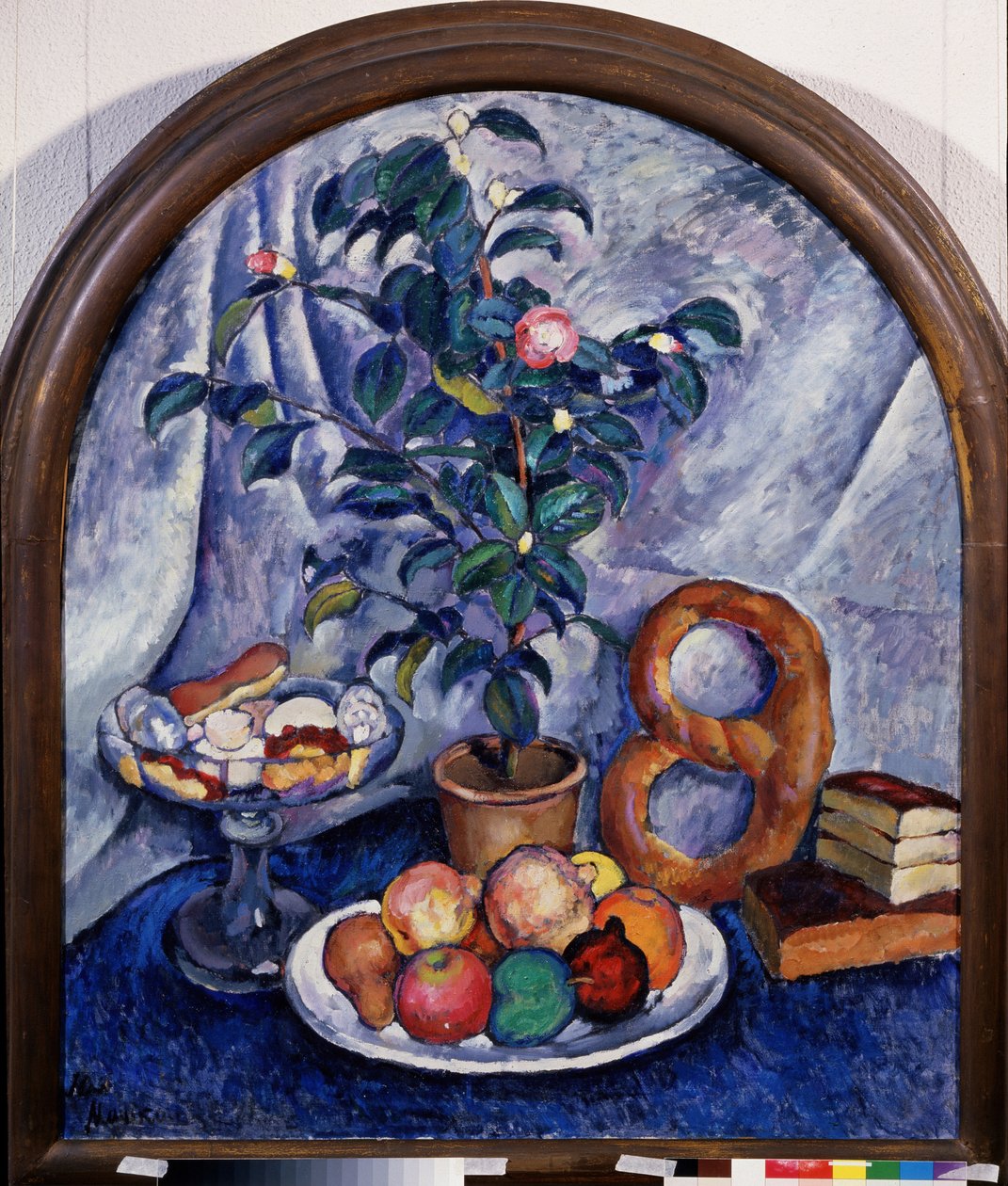 Stálý život. Camellia (Zátiší. Camellia). Ovoce, pečivo a hromada knih pod rostlinou v květináči. Obraz Ilja Ivanovič Maškov (Ilja Maškov, Matchkov) (1881-1944), olej na plátně od Ilya Ivanovich Mashkov
